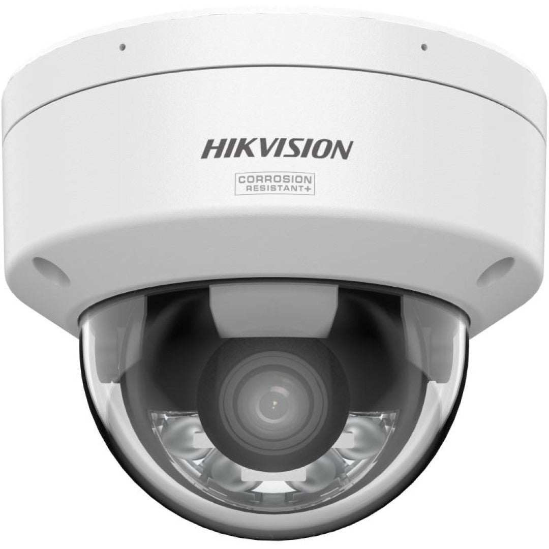 Witte Hikvision ColorVu dome beveiligingscamera met corrosiebestendige behuizing en heldere lenskap.