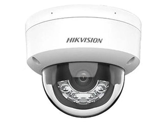 Witte Hikvision 8MP ColorVu dome beveiligingscamera met 2.8mm lens en vandalismebestendige behuizing.