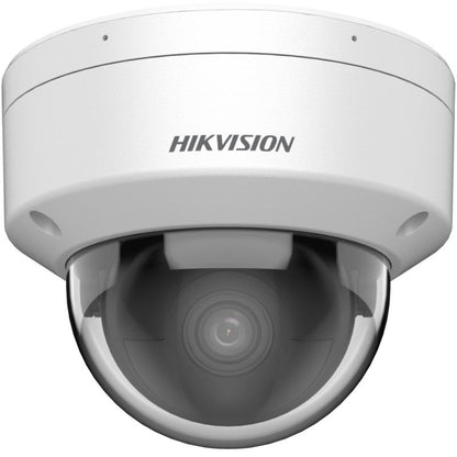 Witte Hikvision 8MP AcuSense dome beveiligingscamera met transparante lenskap en robuust design.