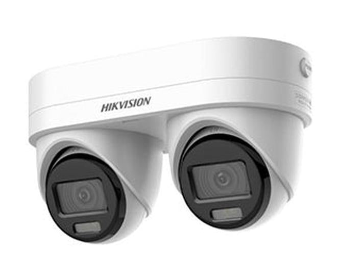 Witte Hikvision 4MP panoramische bullet camera met dubbele lens voor 180 graden overzicht en actieve afschrikking.