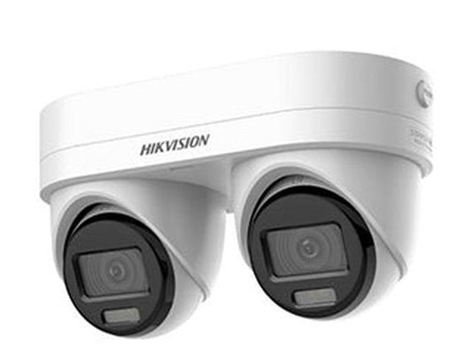 Witte Hikvision 4MP panoramische bullet camera met dubbele lens voor 180 graden overzicht en actieve afschrikking.
