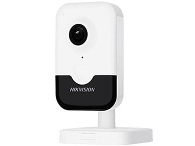 Witte Hikvision 4MP cube beveiligingscamera met zwarte lensbehuizing en verstelbare voet voor binnenmontage.