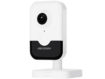 Witte Hikvision 4MP cube beveiligingscamera met zwarte lensbehuizing en verstelbare voet voor binnenmontage.