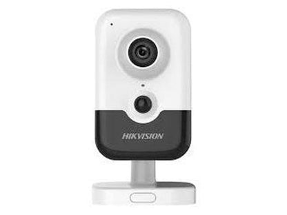 Compacte witte Hikvision 8MP pinhole beveiligingscamera met zwarte accenten en verstelbare voet voor discrete binnenshuis.
