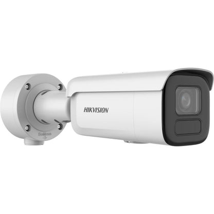 Witte Hikvision 4MP bullet IP-camera met varifocale lens en actieve afschrikking voor buitenmontage.