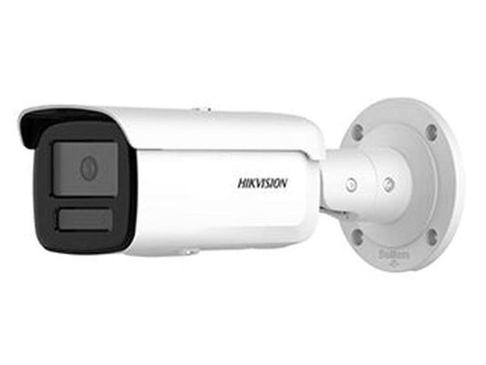 Witte Hikvision 4MP bullet beveiligingscamera met 2.8mm lens en muurbeugel voor buitenmontage.
