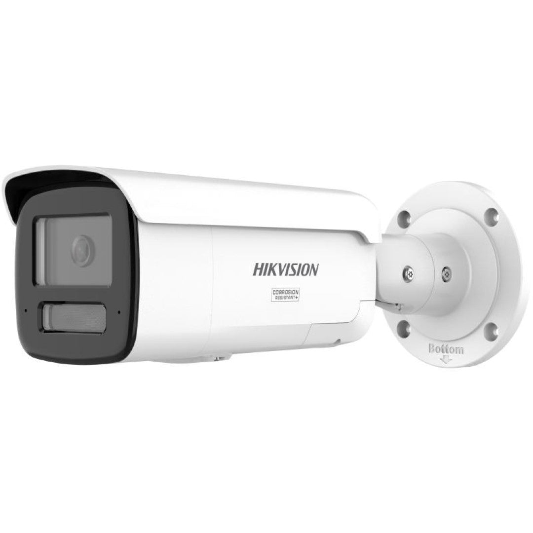 Witte Hikvision ColorVu 8MP bullet camera met NEMA4X anti-corrosie behuizing en wandmontagebeugel.