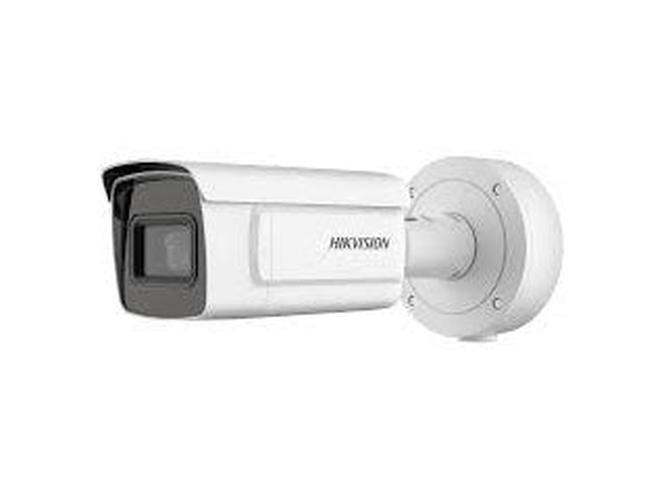 Witte Hikvision DS-2CD3A26G2T-IZS 4MP bullet camera met varifocale lens en muurbeugel voor buitenbeveiliging.