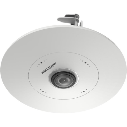 Witte Hikvision 6MP fisheye dome IP-camera voor inbouwmontage in het plafond met een 180 graden panoramische lens.