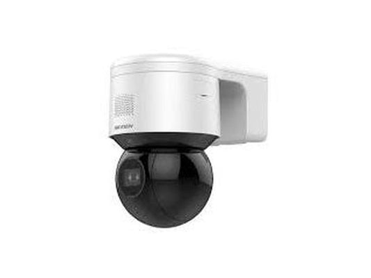 Witte Hikvision 4MP PTZ speed dome camera met zwarte lensbol en muurbeugel voor buitenmontage.