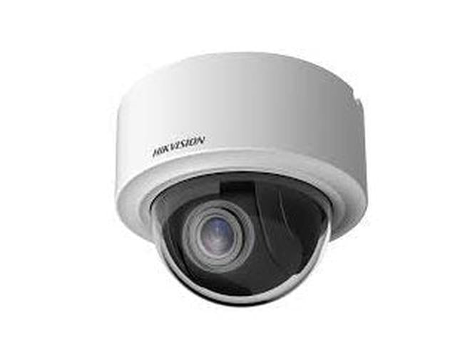 Witte Hikvision 4MP PTZ speed dome camera met glazen koepel en 15x optische zoom voor professionele beveiliging.