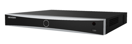 Zwarte Hikvision 16-kanaals AcuSense NVR met strak design en USB-poort aan de voorzijde.