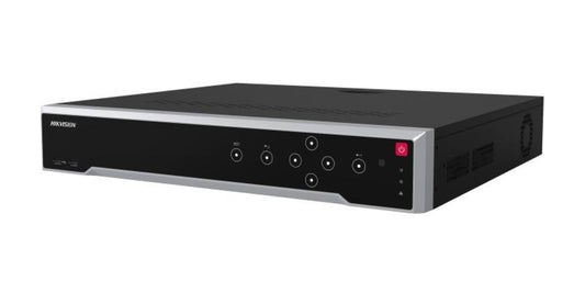 Zwarte Hikvision 32-kanaals Ultra NVR met zilveren rand, bedieningsknoppen en rode aan-uitknop.