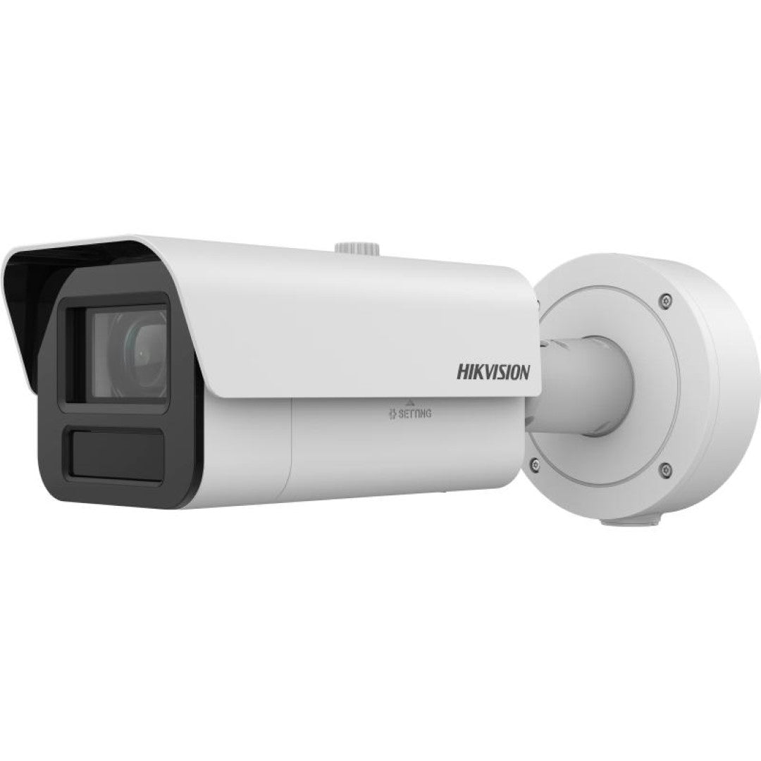 Witte Hikvision 4MP ANPR bulletcamera met 25x zoom, zonnekap en robuuste wandmontagebeugel voor buiten.