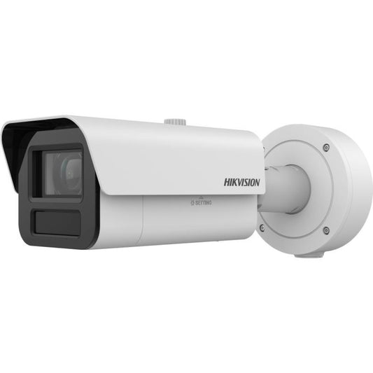 Witte Hikvision 4MP ANPR bulletcamera met 25x zoom, zonnekap en robuuste wandmontagebeugel voor buiten.