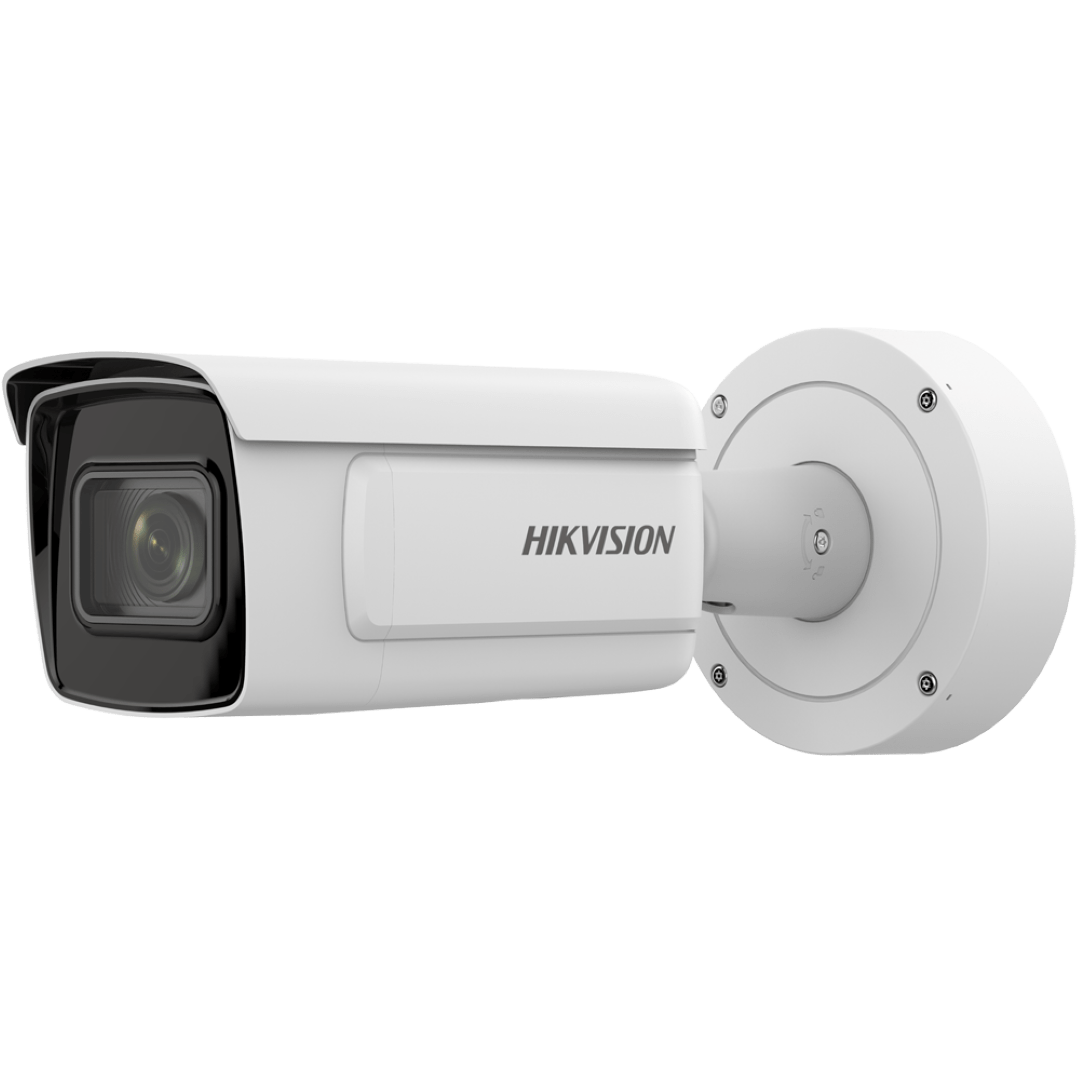 Witte Hikvision ANPR bullet camera met 2.8-12mm varifocale lens en robuuste muurbevestiging voor buiten.