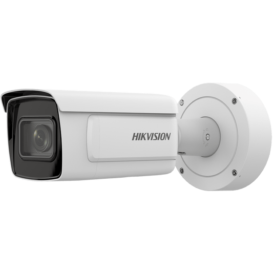 Witte Hikvision ANPR bullet camera met 2.8-12mm varifocale lens en robuuste muurbevestiging voor buiten.