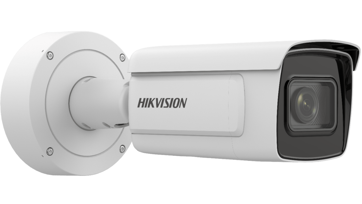 Witte Hikvision DeepinView ANPR bulletcamera met 8-32mm varifocale lens en robuuste vandaalbestendige behuizing.