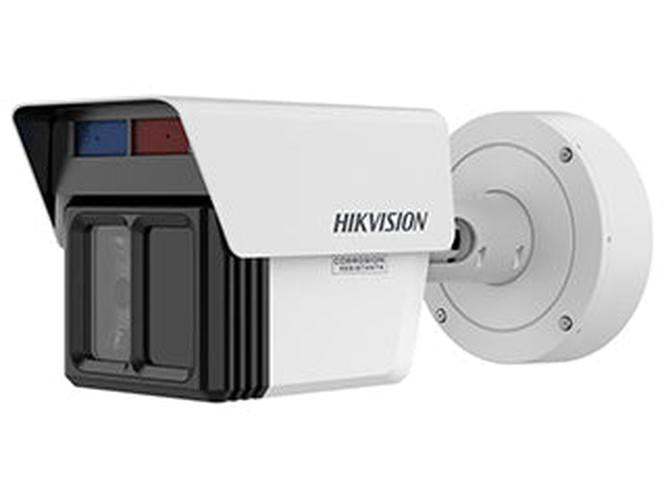 Witte Hikvision 4MP panoramische outdoor beveiligingscamera met wandmontage en robuust design.