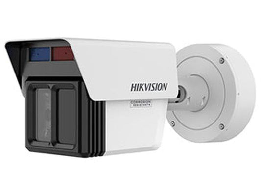 Witte Hikvision 4MP panoramische outdoor beveiligingscamera met wandmontage en robuust design.