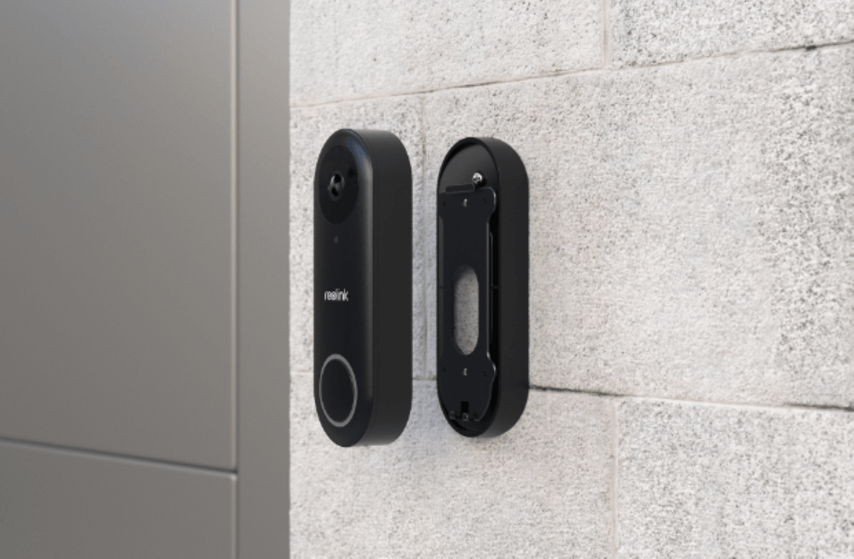 Zwarte 15 graden kantelbeugel voor Reolink D340P en D340W deurbel gemonteerd op een stenen muur.