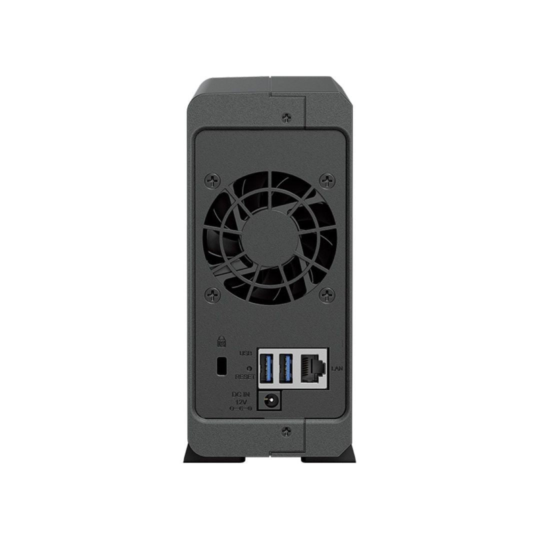 Zwarte achterkant van Synology DiskStation DS124 NAS met koelventilator, USB-poorten, LAN-aansluiting en stroomingang.