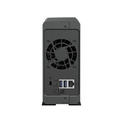 Zwarte achterkant van Synology DiskStation DS124 NAS met koelventilator, USB-poorten, LAN-aansluiting en stroomingang.
