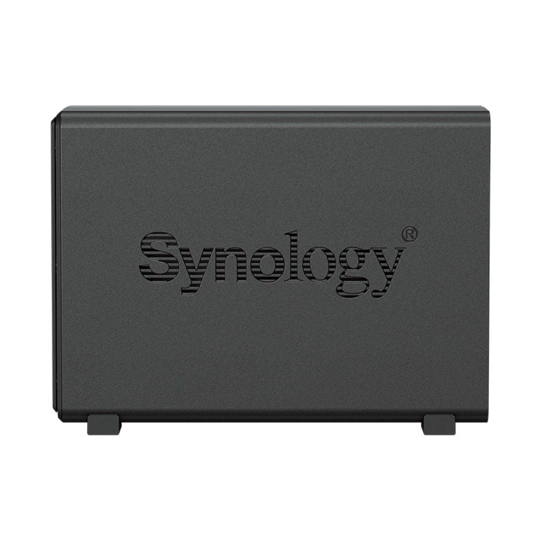 Zwarte Synology DiskStation DS124 1-bay NAS met gestroomlijnd compact ontwerp en opvallend Synology-logo op de zijkant.