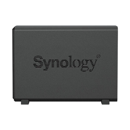 Zwarte Synology DiskStation DS124 1-bay NAS met gestroomlijnd compact ontwerp en opvallend Synology-logo op de zijkant.