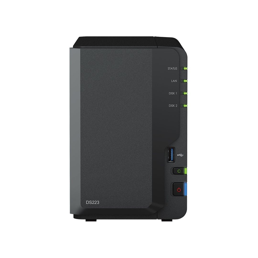 Zwarte Synology DiskStation DS223 2-bay NAS met statuslampjes, USB-poort en aan-uitknop aan de voorzijde.