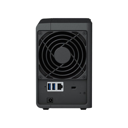 Achterkant van de zwarte Synology DS223 NAS met koelventilator, USB 3.2-poorten, LAN-aansluiting en stroomingang.