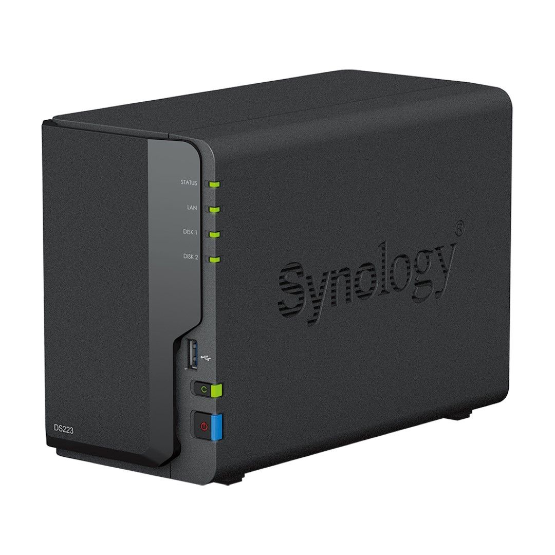 Zwarte Synology DiskStation DS223 2-bay NAS met statuslampjes, USB-poort en aan-uitknop op een witte achtergrond.