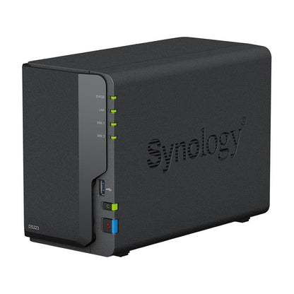 Zwarte Synology DiskStation DS223 2-bay NAS met statuslampjes, USB-poort en aan-uitknop op een witte achtergrond.