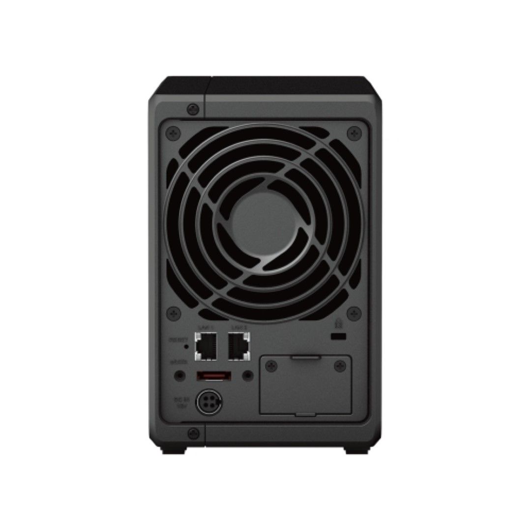 Zwarte achterkant van Synology DiskStation DS725+ NAS met koelventilator, netwerkpoorten en PCIe-slot.