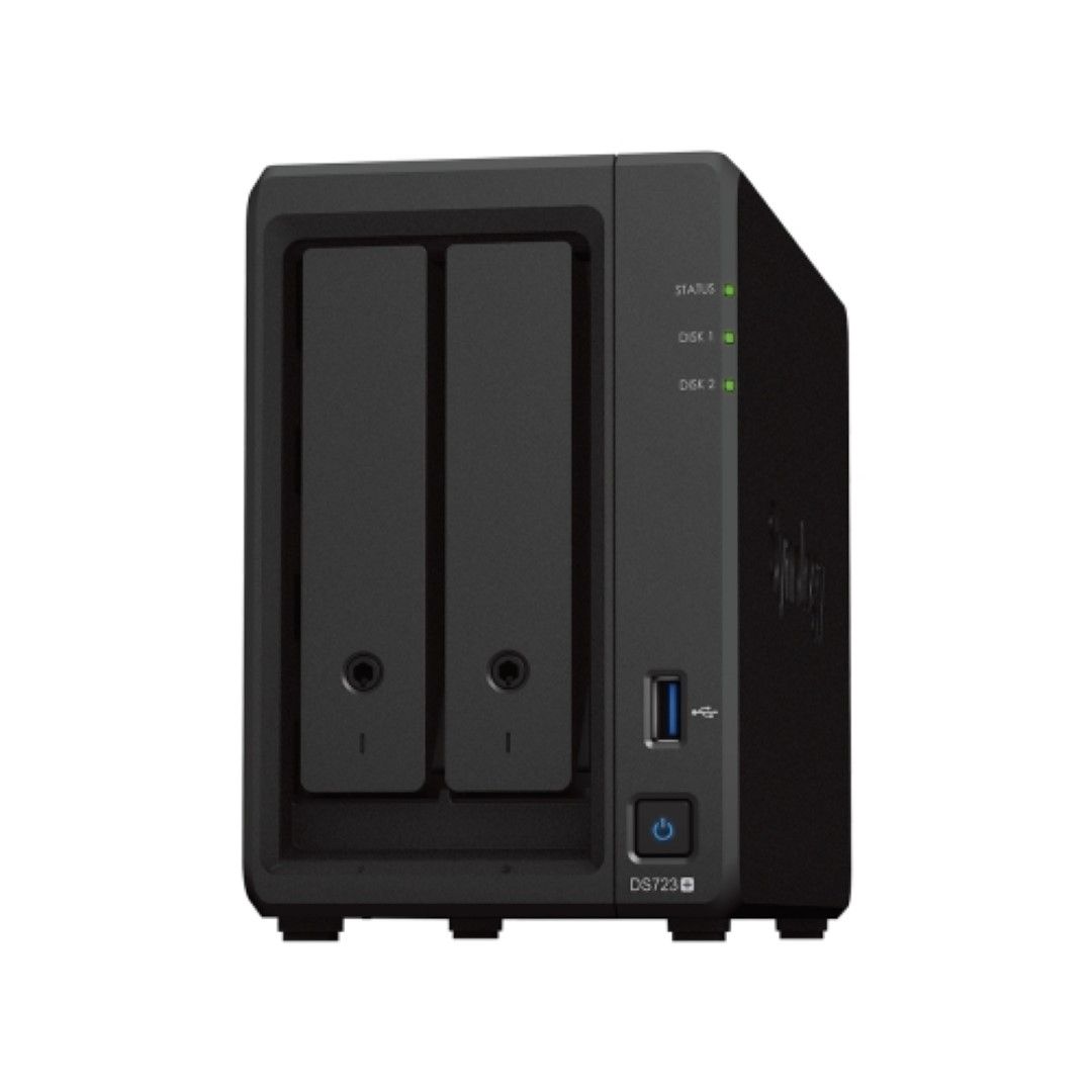 Zwarte Synology DiskStation 2-bay NAS met twee schijfslots, statuslampjes, USB-poort en aan-uitknop op witte achtergrond.