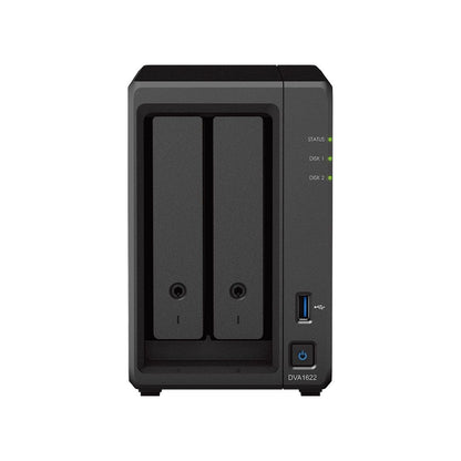 Zwarte Synology DVA1622 2-bay AI NVR met twee schijfslots, statuslampjes, USB-poort en aan-uitknop aan de voorzijde.