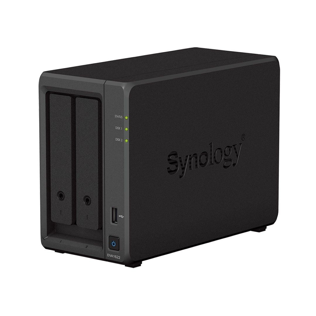 Zwarte Synology DVA1622 2-bay AI NVR met twee schijfsloten, statuslampjes en USB-poort aan de voorzijde.